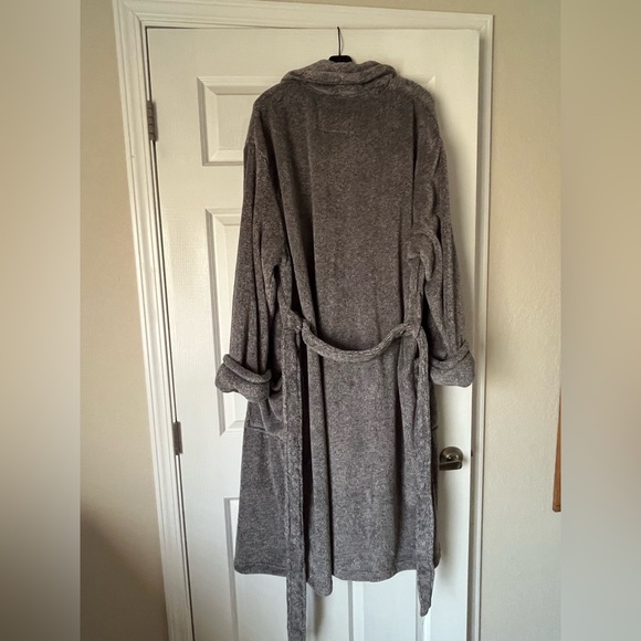 Tommy Bahama Plush Gray Robe - Picture 3 of 8